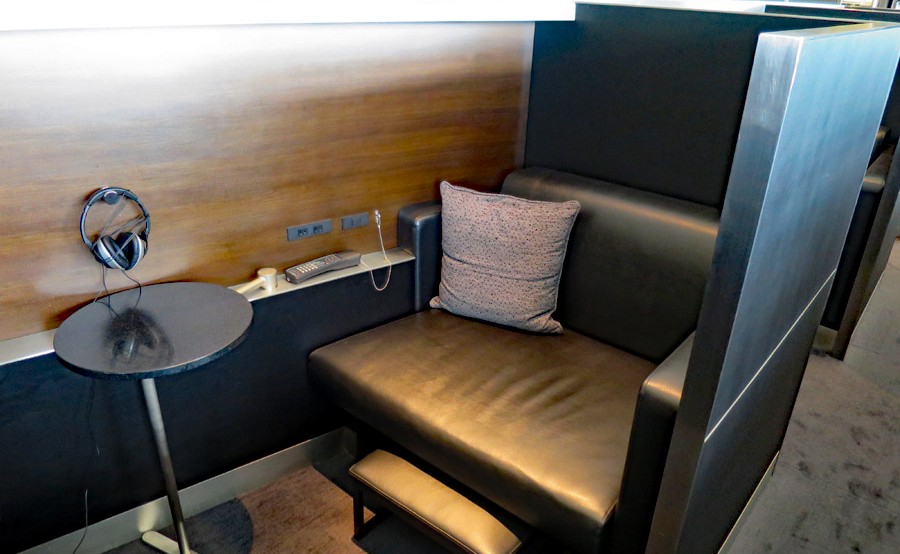 seating ana first class lounge haneda airport