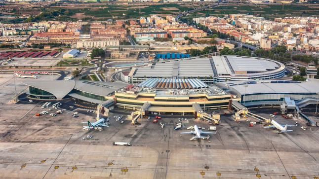 Erstaunlich Valencia Flughafen Ankunft Ebenbildnull