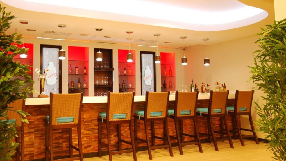 aspire club kingston lounge bar norman manley international airport