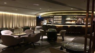 plaza premium first lounge bar hong kong international airport