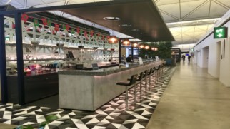 qantas business class lounge hong kong international airport