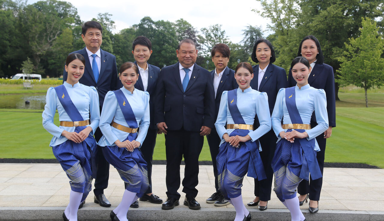 Mr Puttipong Prasarttong-Osoth President of Bangkok Airways and colleagues