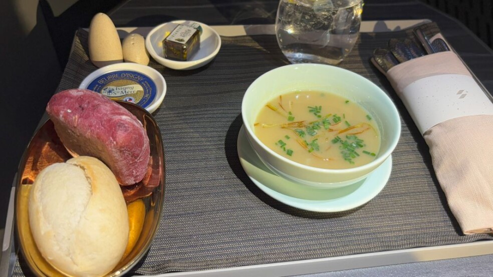 Starlux airlines onboard catering