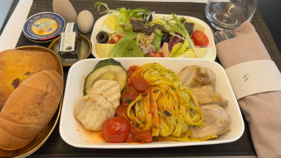Starlux airlines onboard catering